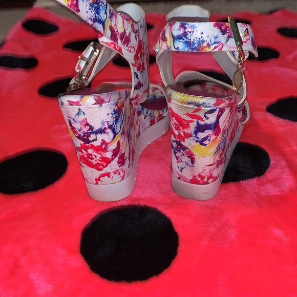 JUICY COUTURE PLATFORM STRAPPY HEELS - Picture 4 of 5